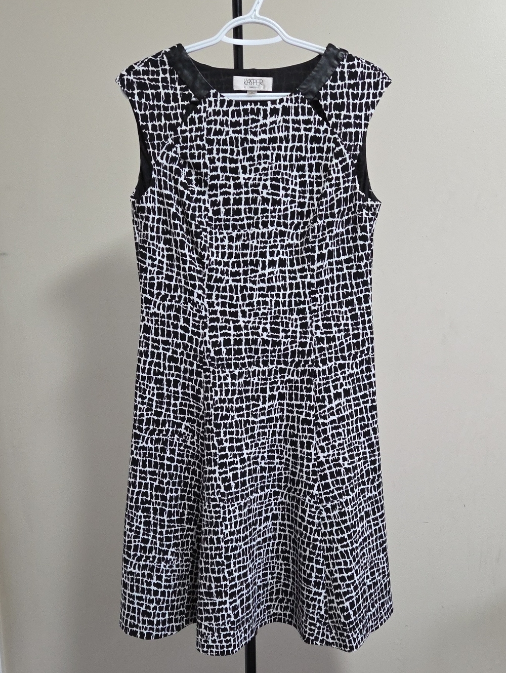 Kasper Black & White Patterned Sleeveless Dress
